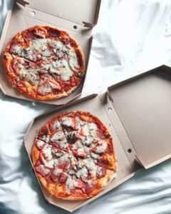 pizza zapakowana w kartony