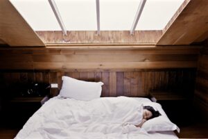 kobieta śpiąca pod kołdrą