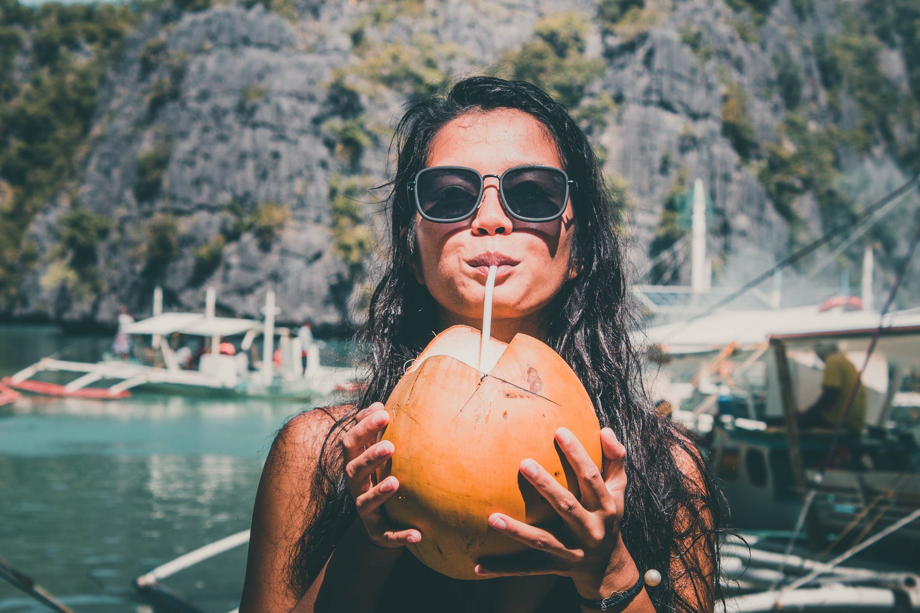 wakacyjny wyjazd - dieta niskosodowa - kobieta pijąca mleko kokosowe
