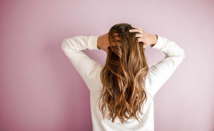 Porowatość włosów. Co warto o niej wiedzieć?